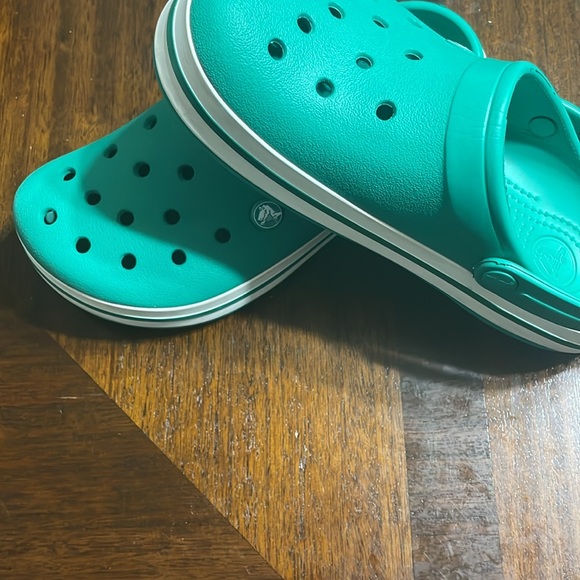 Gently worn crocs in a warm green - Picture 3 of 6